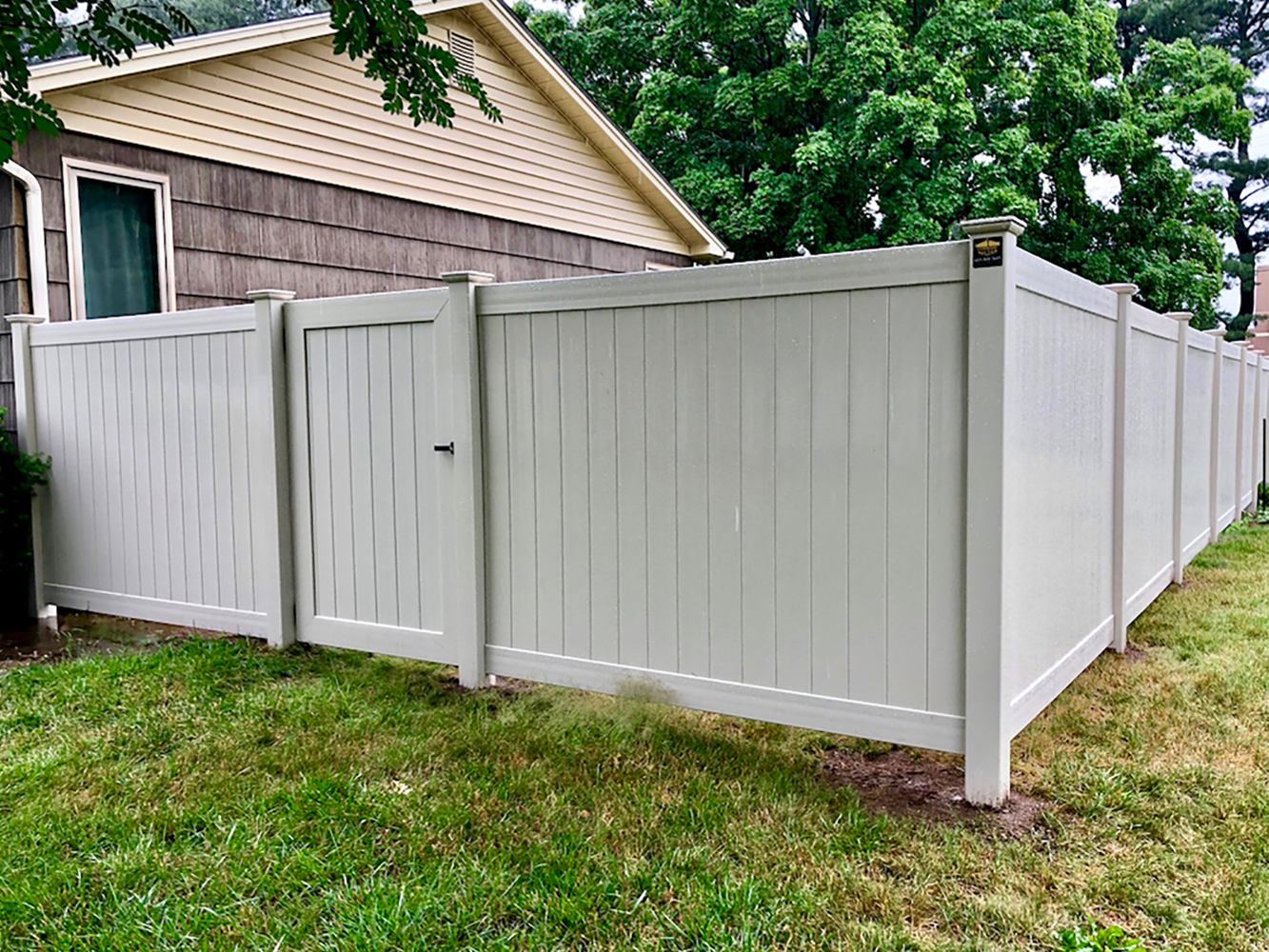Londonderry New Hampshire vinyl privacy fencing